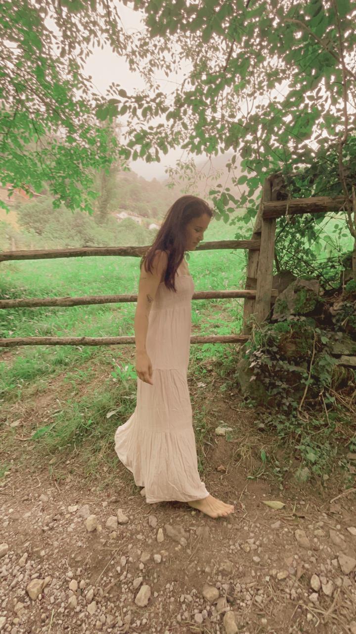 Cristina caminando en el campo